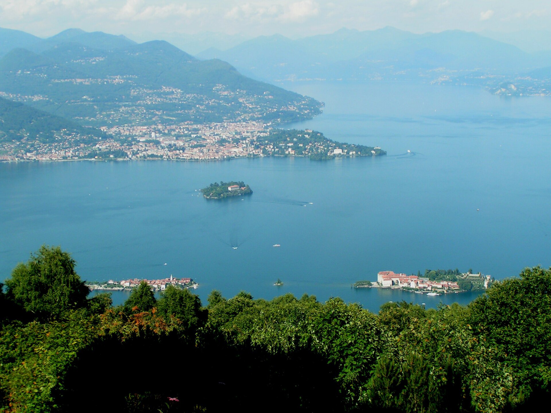 Vista panoramica delle tre Isole Borromee sul Lago Maggiore dal Giardino Alpino