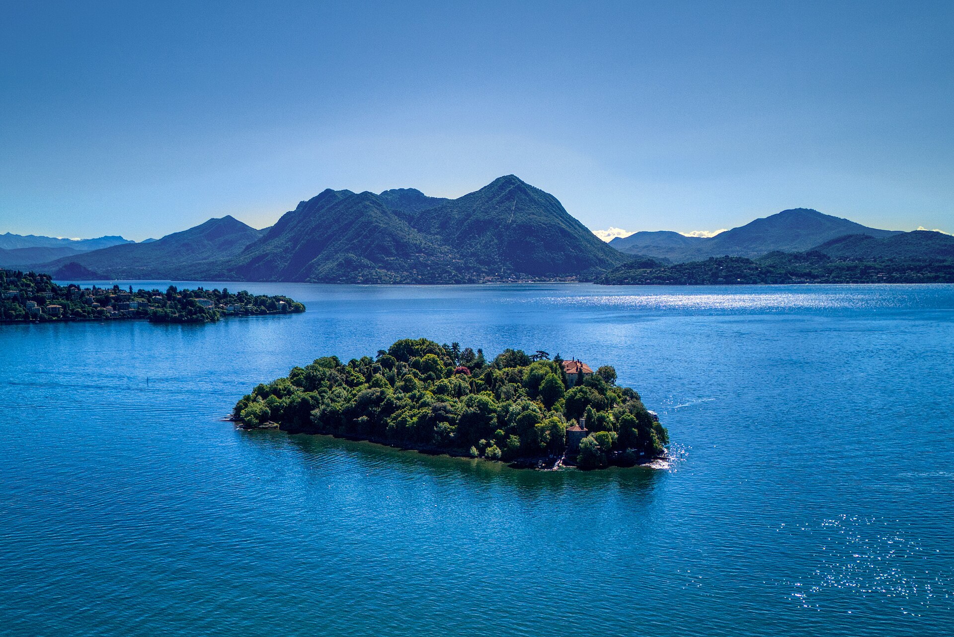 Vista dall'alto di Isola Madre, isola interamente coperta dal suo giardino botanico, circondata dalle acque del Lago Maggiore